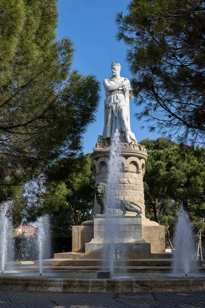 暖かい春の日にスペインのサラゴサの公園で美しい大きな王像 — ストック写真