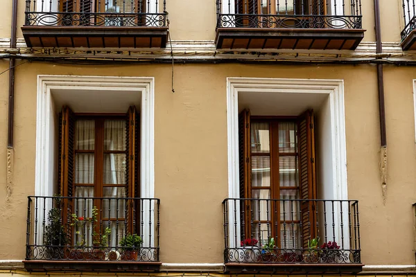 Spanya Nın Saragossa Kentindeki Binaların Güzel Antika Pencereleri — Stok fotoğraf
