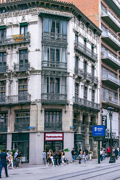 Spanya Nın Zaragoza Şehrinde Orijinal Pencereleri Olan Güzel Ilginç Bir — Stok fotoğraf