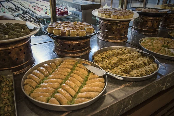 Otelin Zarif Her Şeyi Kapsayan Self Servis Restoranında Lezzetli Yemekler — Stok fotoğraf