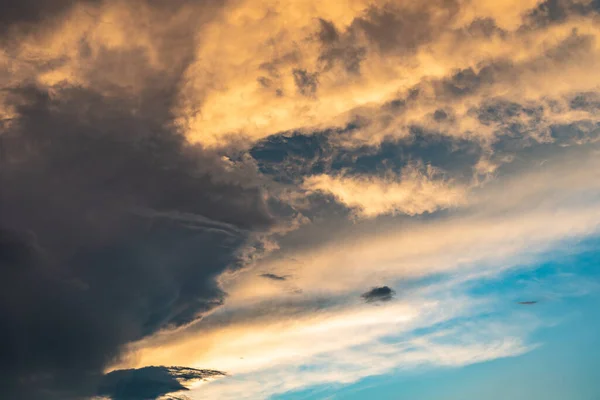 Gyönyörű Esti Égbolt Sötét Felhőkkel Egy Spanyol Kisváros Felett — Stock Fotó