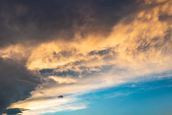 Gyönyörű Esti Égbolt Sötét Felhőkkel Egy Spanyol Kisváros Felett — Stock Fotó