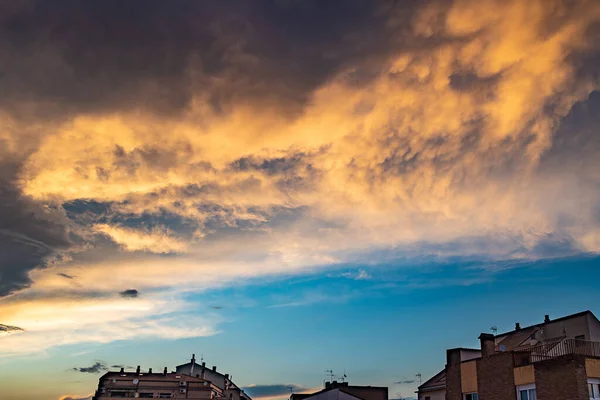 小さなスペインの町の上に暗い雲と美しい夜の空 — ストック写真