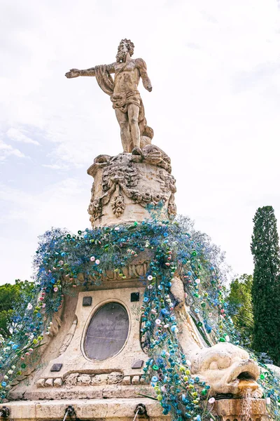 Krásná Neptune Fontána Socha Parku Saragossa Španělsko Zdobené Květinami — Stock fotografie