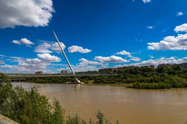 İspanya 'nın Zaragoza kentindeki Ebro nehri ve köprüleri güneşli bir günde güzel bir yaz manzarası.