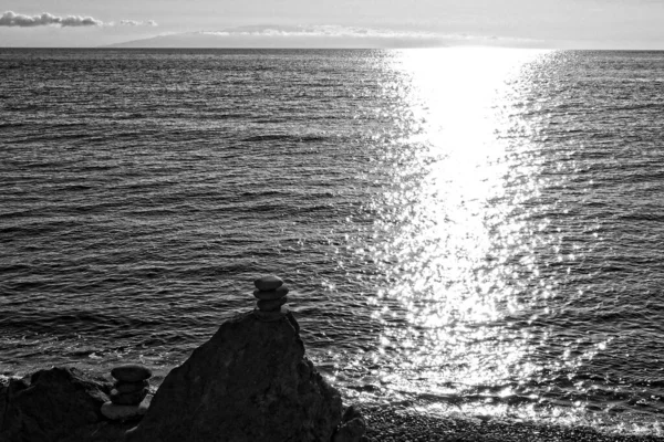Красивий Спокійний Вид Океан Відбиттям Сонця Купа Каменів — стокове фото