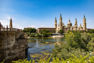 Ebro Nehri 'nden güzel manzara del Pilar Katedrali Bazilika manzarası 