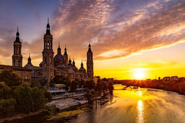 İspanya 'nın Zaragoza şehrinde bir yaz günü, nehre ve katedrale bakan güzel bir gün batımı.