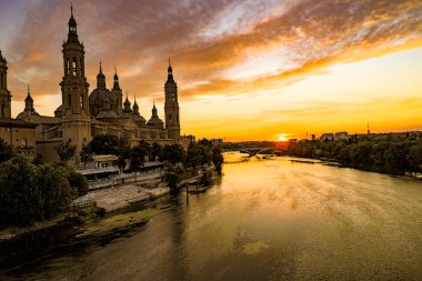İspanya 'nın Zaragoza şehrinde bir yaz günü, nehre ve katedrale bakan güzel bir gün batımı.