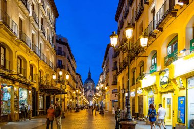 Salgın sırasında Zaragoza 'nın güzel gece manzarası.