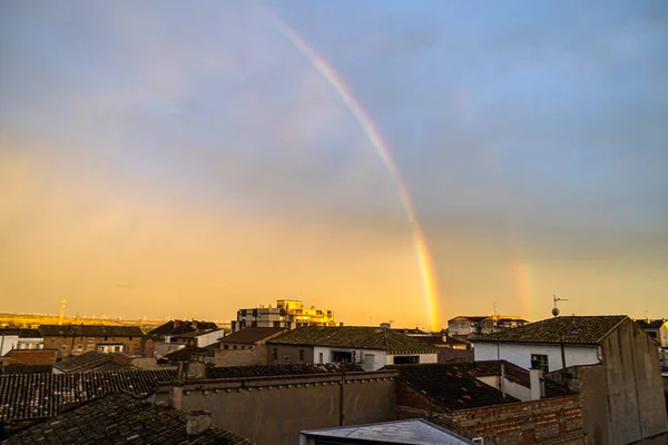 Bellissimo Paesaggio Con Tramonto Arcobaleno Sui Tetti Delle Case Una — Foto Stock