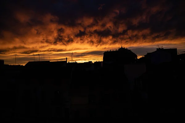 Krásné Nebe Pozadí Mraky Západu Slunce Přes Tmavé Střechy — Stock fotografie