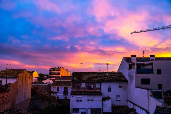 暗い屋根の上の日没後の雲と美しい空の背景 — ストック写真