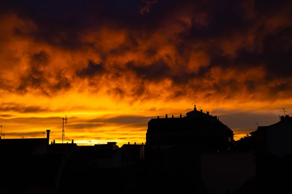 Krásné Nebe Pozadí Mraky Západu Slunce Přes Tmavé Střechy — Stock fotografie