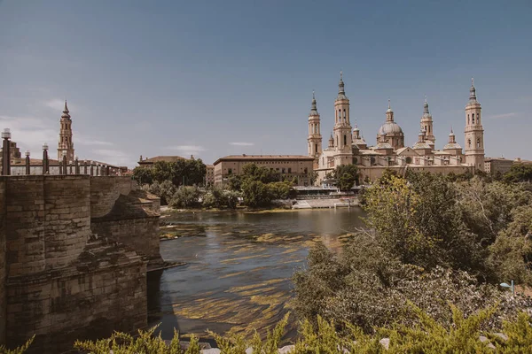 Hermoso Paisaje Del Pilar Catedral Basílica Vista Desde Río Ebro —  Fotos de Stock