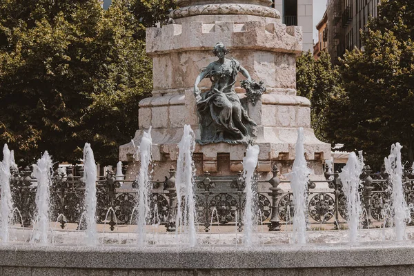 天使のいる旧市街のスペイン サラゴサの美しい噴水 — ストック写真