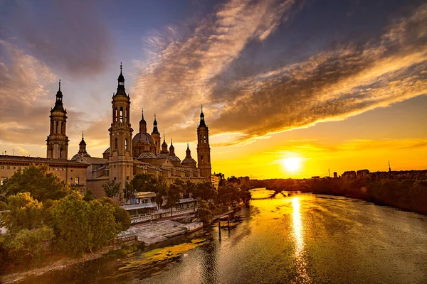 Hermosa Puesta Sol Pintoresca Día Verano Ciudad Zaragoza España Con —  Fotos de Stock