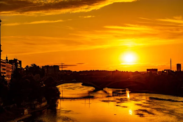 川と大聖堂を見下ろすスペインのサラゴサ市で夏の日に美しい絵のような夕日 — ストック写真