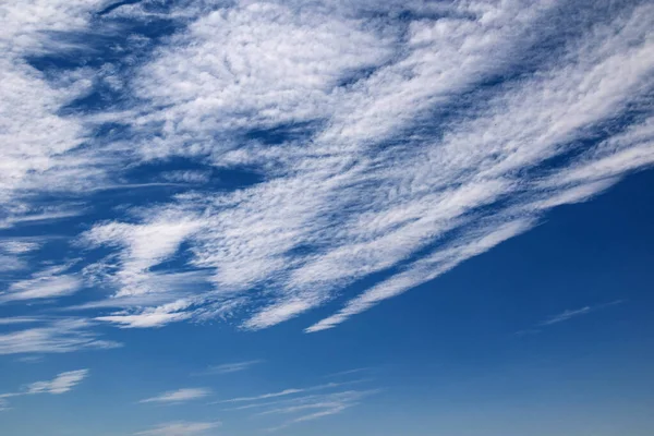 白い雲と美しい自然の青い空の背景 — ストック写真