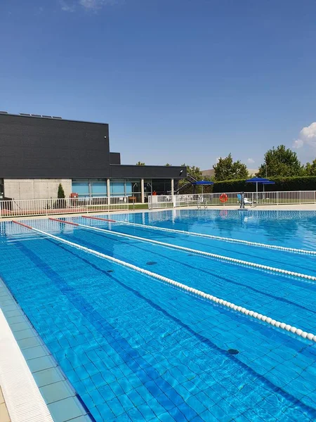 Vista Piscina Aire Libre Vacía Con Carriles Natación Verano Día —  Fotos de Stock