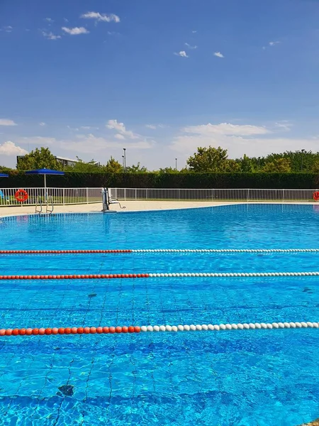 Güneşli yaz günlerinde yüzme yolları olan boş havuz manzarası