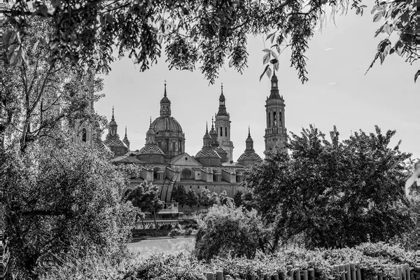 美しい9月スペインのサラゴサの大聖堂と川の秋の景色暖かい晴れた日 — ストック写真