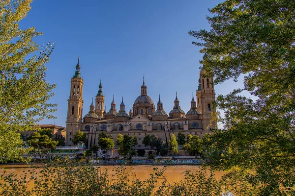 Prachtig Uitzicht Kathedraal Rivier Zaragoza Spanje Een Warme Zonnige Dag — Stockfoto