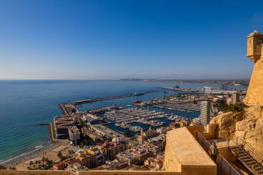 Görüntü Alicante 'nin limanını hayret verici bir şekilde yakalıyor. Marin' e yanaşmış çok sayıda tekneyi gösteriyor.