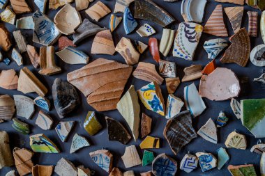 Renkli seramik parçalardan oluşan canlı bir mozaik karmaşık bir desen oluşturuyor.. 