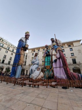 Alicante İspanya 'da şehir meydanında gerçek boyutlu figürlerin olduğu büyük bir doğum sahnesi duruyor.