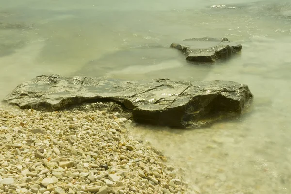 Rocas en agua borrosa — Foto de Stock