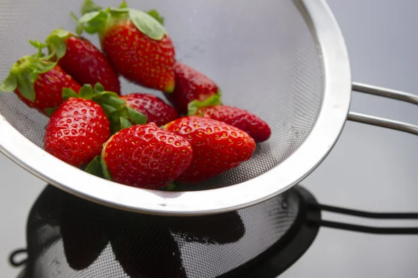 Erdbeeren im Sieb — Stockfoto