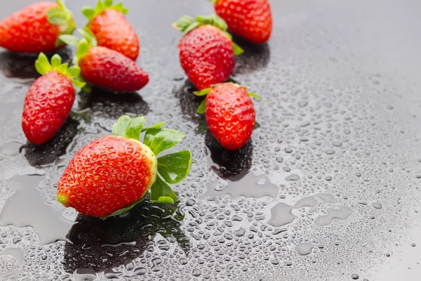 Nasse Erdbeeren — Stockfoto