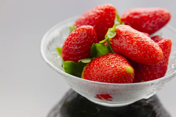 Erdbeeren in Schale — Stockfoto