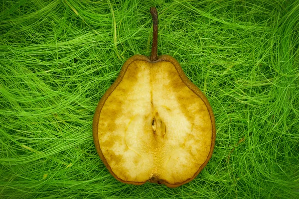 Pêra na grama — Fotografia de Stock