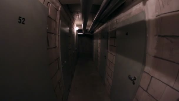 Couloir sous-sol marche 