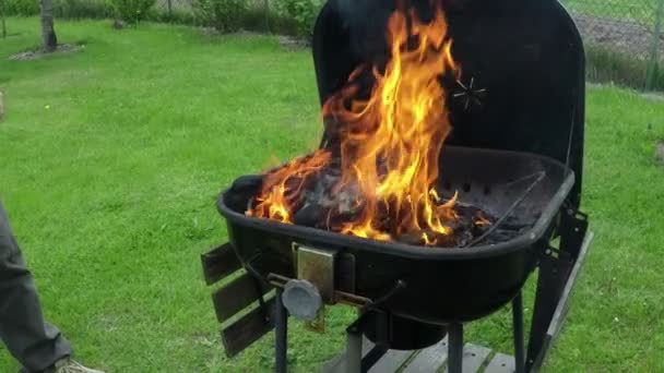 Požár v kovovém grilu — Stock video