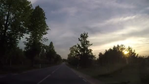 voiture de conduite rapide à travers la route non urbaine 