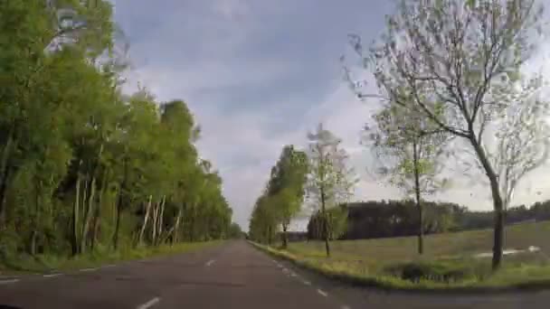 Быстроходный автомобиль по загородной дороге — стоковое видео