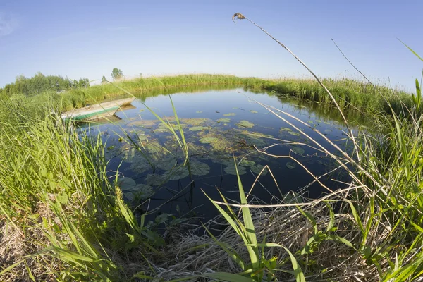 Nehri üzerinde tekne — Stok fotoğraf