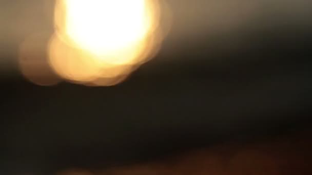 coucher de soleil déconcentré sur la vague de mer 