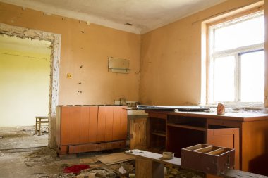 terkedilmiş harabe ev