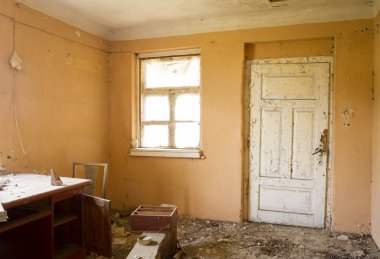 terkedilmiş harabe ev