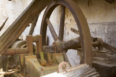 terk edilmiş makine