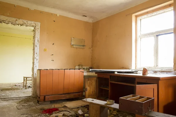 terkedilmiş harabe ev