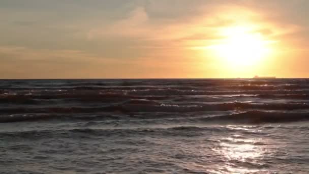 západ slunce nad mořem vlny