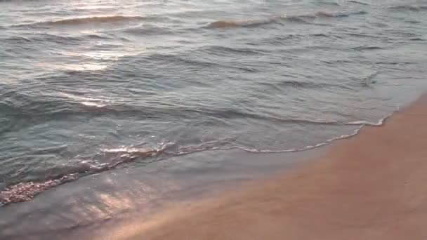 Playa de arena con olas marinas — Vídeos de Stock