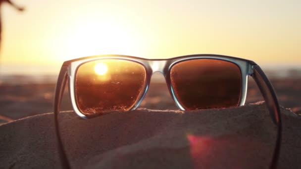 Pôr do sol em óculos de sol — Vídeo de Stock