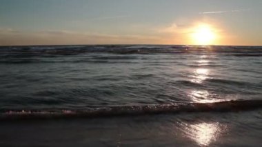 dalgalar deniz üzerinden günbatımı