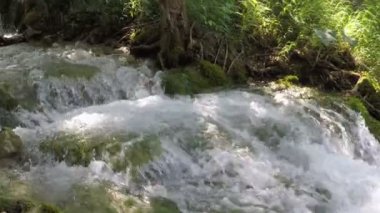 ağır çekimde Plitvice şelale